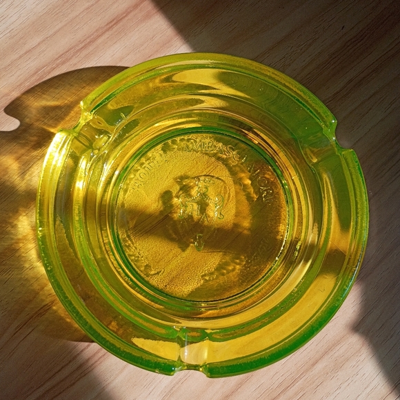 Vintage Vibrant Uranium Glass Ashtray - Picture 8 of 9